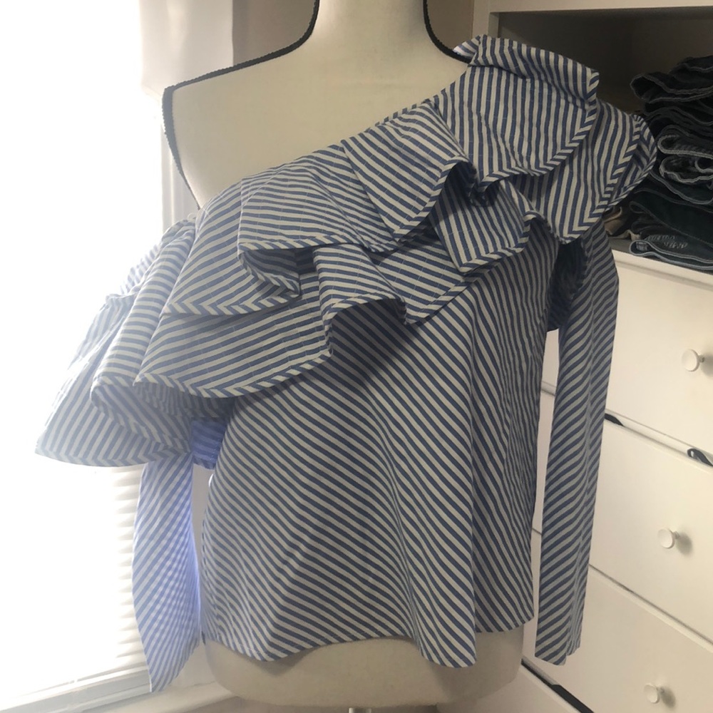 Gorgeous long sleeve off shoulder top. NWT!